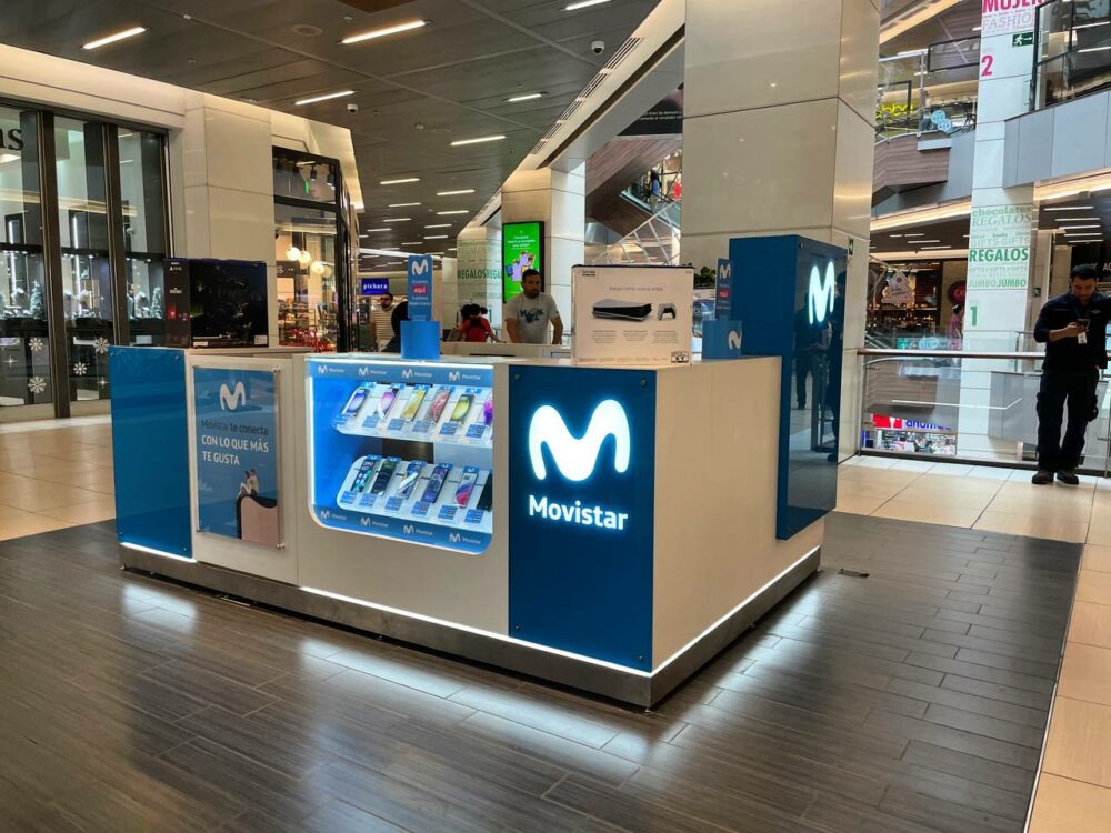 Standalone Movistar counter in a shopping mall in Santiago, Chile, with a male attended behind the counter.