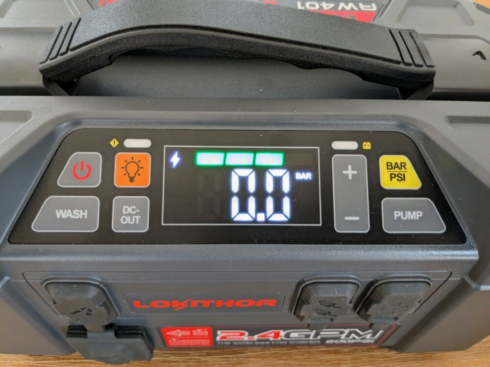 Closeup of status screen of Lokithor jump starter, showing 0.0 bar of pressure and three-quarters battery life remaining.